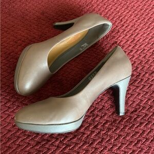 👠 Clarks Pumps Size 10